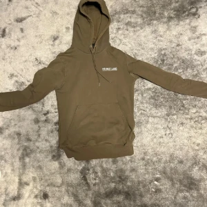 Helmut Lang hoodie - Äkta Helmut Lang hoodie i olivgrön. Storlek s, har en defekt på bild 4 men inget som syns. Vid frågor skriv pm. Kan gå ner i pris vid snabb affär! Lite schysstare hoodie