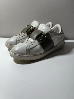 Valentino Garavani vita sneakers - Feta opens till bra pris 🤩🔥