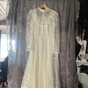 Vit klänning  - Köpt på secondhand för ca 400kr. Tror egentligen det är en bröllops klänning men jag skulle ha den till balen. Tyvärr hade jag gått upp i vikt tills dess så blev ej använd. 