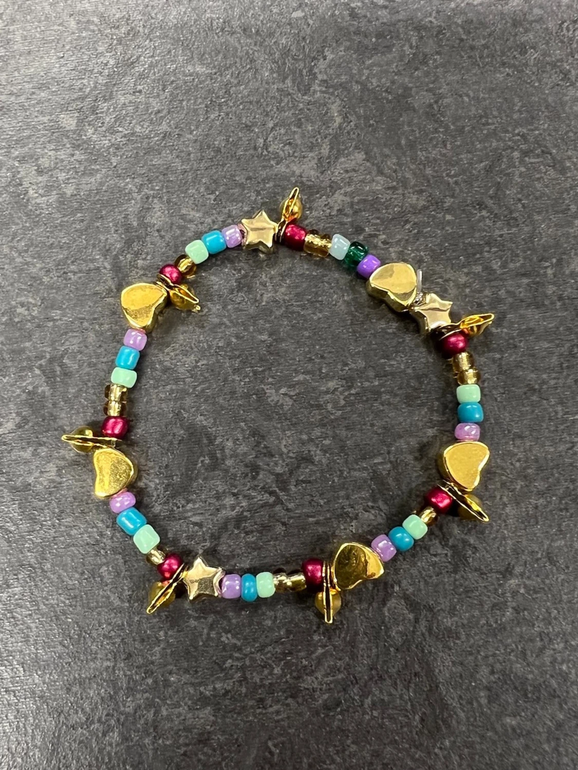 Färgglatt pärlarmband med berlocker Storlek XS