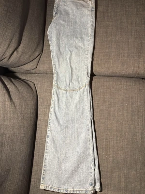 Ljusblå bootcut jeans - Säljer ett par ljusblå bootcut jeans från 2000-talet i storlek 170 men skulle säga att dom passar i storlek 158-164 beroende på hur tajt/ baggy man vill ha 💓pris kan diskuteras 💓
