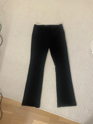 Svarta kostymbyxor från BikBok  - Säljer ett par kostymbyxor!! Har ej kommit till användning så mycket!! 💞strl 36 