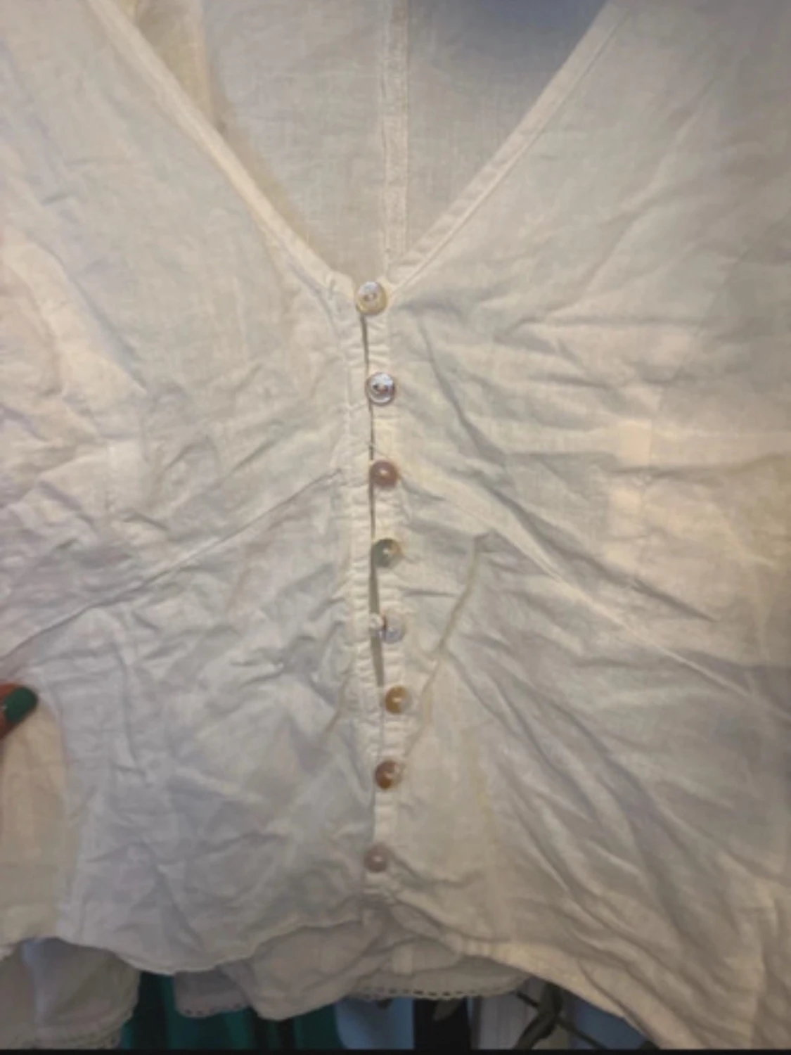 Vit blus med puffärm och knappar - 2