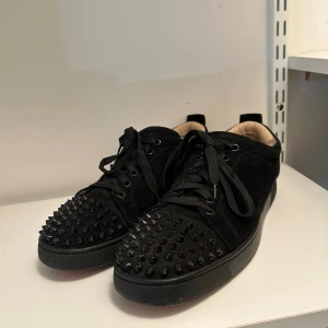 Loubs Skor  - Säljer mina Christian Louboutin som inte alls används längre och ej använt på ett tag, skorna har dock använts och har lite slitage men inget som syns eller större skador. Köpta i andra hand och medföljer inte någon box eller kvitto. 