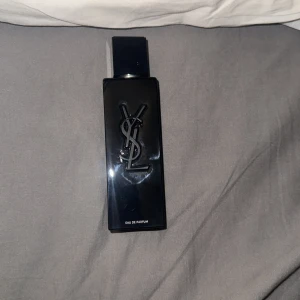 YSL Eau de Parfum  - Säljer denna pga har för många. 3 sprut har jag tagit så typ helt oanvänd! Pris kan diskuteras vid snabb affär.