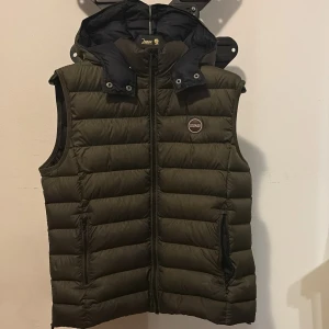 Colmar väst  - Säljer nu min väst för vill ha nåt nytt, den är skit snygg och passar nästan till allt, älskar den unika färgen. Västen är perfekt nu för hösten. Du får me kvitto och allt 