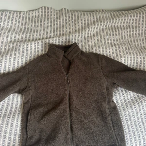 Mörkgrön fleecejacka från Uniqlo - Mörkgrön fleecejacka från Uniqlo. Nästan aldrig använd och storlek L. 