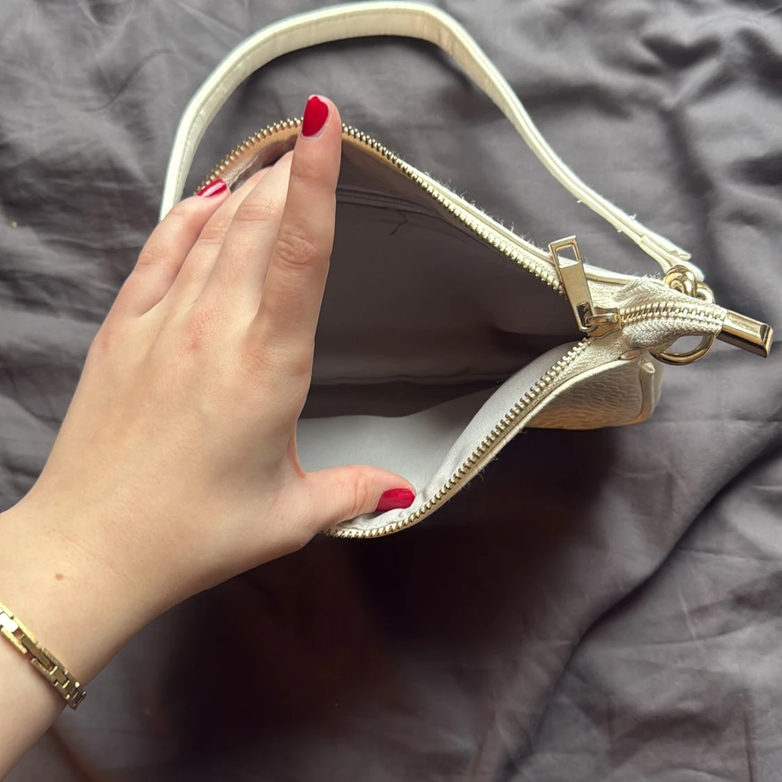 Vit axelväska med krokodilmönster - 1