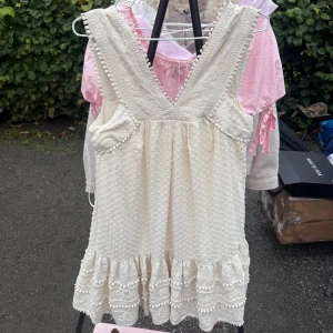 Klänning  - Säljer denna sååå söta broderade klänning wowssiiii❤️❤️🥹🥹🥹