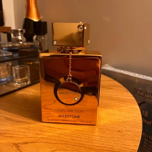 Club de Nuit Milestone parfym - Club de Nuit Milestone från Armaf kommer i en lyxig guldflaska med en cool kedjedetalj. Volymen är 105 ml. Perfekt för dig som vill sticka ut med din stil och gillar exklusiva accessoarer.