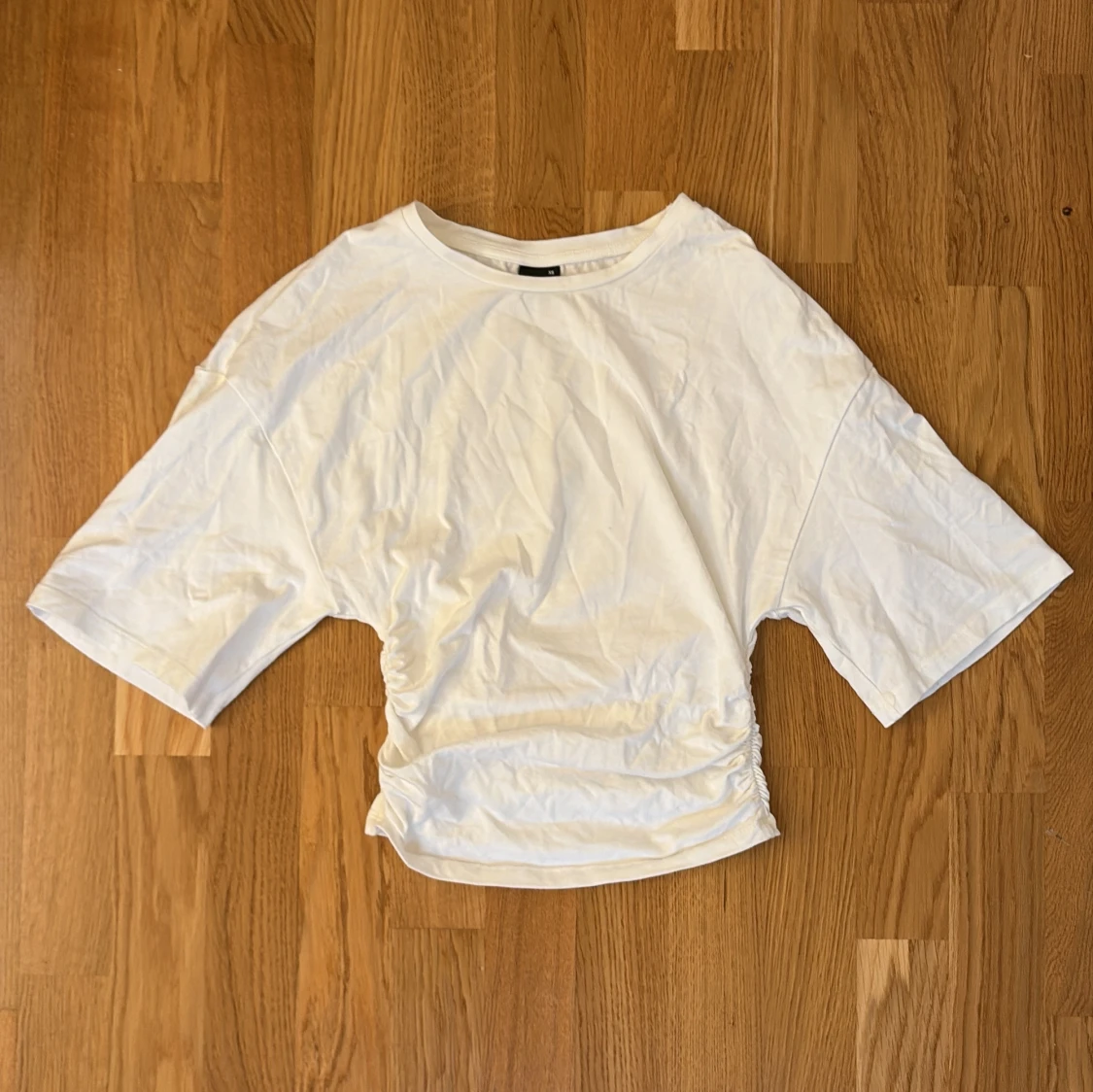 Vit t-shirt med rynkade sidor - 1