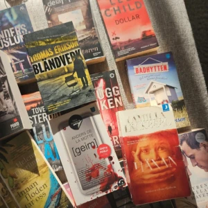 20 st pocket böcker  - En spännande bok med mörka och mystiska vibbar, perfekt för dig som gillar nervkittlande berättelser och vill ha något som håller dig på helspänn. Omslaget ger en känsla av thriller och action, vilket gör den extra lockande för unga vuxna.