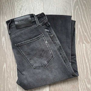 Replay svarta jeans 29/30 - Helt nya Replay jeans i modellen ”Anbass”. Storlek 29/30. Hör av er vid frågor. 