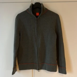 Hugo boss kofta - Säljer denna snygga boss koftan som är i 100% ull så otroligt skön och varm. Mycket bra skick, storlek M men passar S