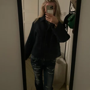 Mörkblå kappa - Säljer en stilren mörkblå kappa med klassisk krage och stora fickor framtill. Perfekt inför hösten. Säljer pga den inte används längre, skriv vid frågor eller intresse 🥰