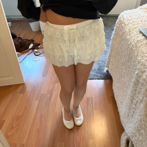 Vit volangkjol - Använd få gånger !! Står ingen storlek eller vart den är ifrån men skulle gissa XS🍁🍁