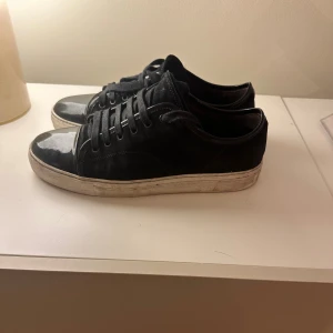 Lanvins  - Lavins storlek 41-42. Uk 7. Dem har skötts bra. Lite smuts vid det vita. Men cap toe ser ut som nytt. Funkar det till det mesta. Och väldigt fräscha. Pris 1800 kr. Skriv vid frågor, eller bättre bilder eller intresserade 