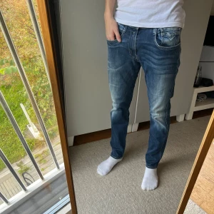 Replay anbass jeans  - Tja!| Säljer detta feta paret Replay jeans!| Modell: Anbass| Mycket gott skick!| Pris alltid diskuterbart!| Kontakta mig vid minsta fråga!| //Nils- ps midja 34, men skulle säga den passar typ w32, 42cm i bredd
