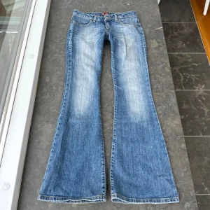 Lågmidjade jeans  - Så snygga jeans som tyvärr inte passar mig och har därför ingen bild på! Midjemått tvärsöver: 38cm Midjehöjd: 18cm Inerbens längd: 81cm 💗