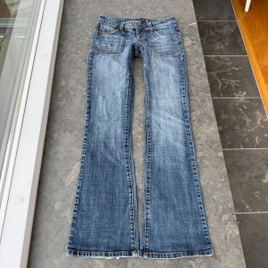 Lågmidjade jeans only  - Så snygga jeans som tyvärr inte passar mig och har därför ingen bild på! Midjemått tvärsöver:38cm  Midjehöjd: 18cm  Inerbens längd: 83cm. Jeansen saknar inne knappen men den är endå inget som behövs 💕