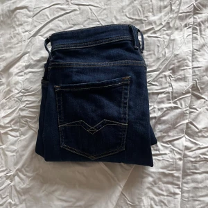 Replay Jeans Rocco  - Riktigt feta Replay Rocco jeans • Väldigt fint skick, använda bara ett fåtal gånger • Storlek 30/34 • Nypris 1500 • Hör av er vid frågor!