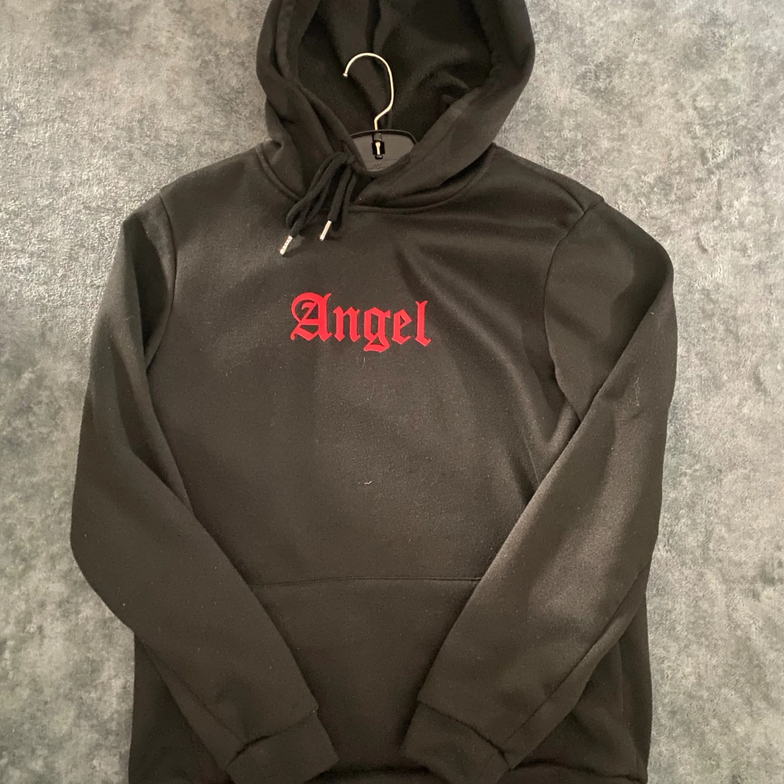 Svart hoodie med röd Angel-tryck