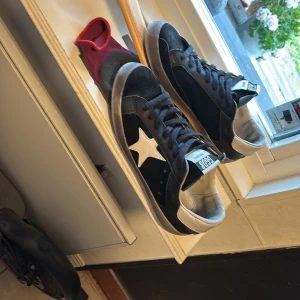 Svarta Golden Goose sneakers - Ett par golden goose skor säljer på grund av att jag behöver pengar storlek är 40 men passar även 40-40,5. Inga problem med skon 