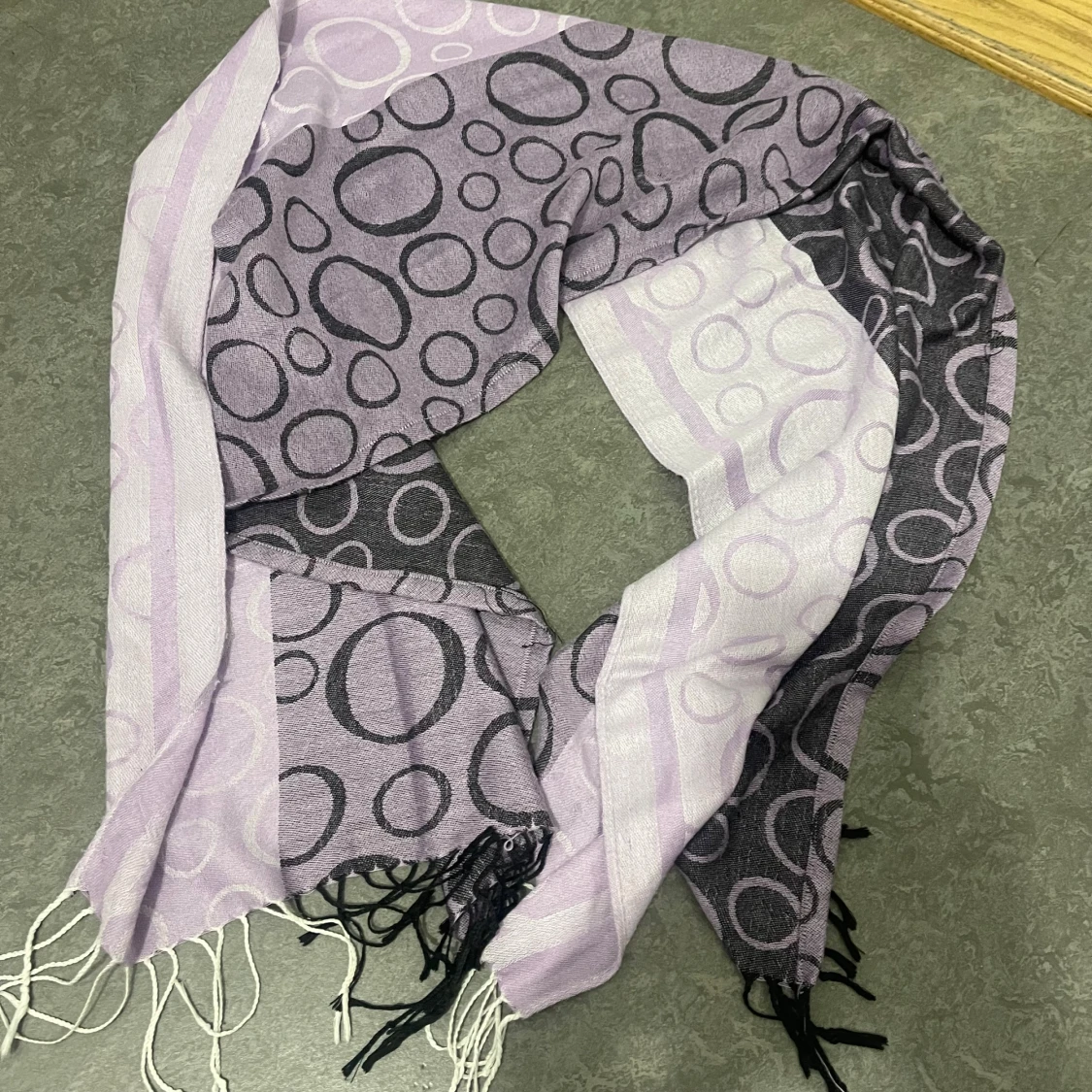 Ljuslila halsduk med cirkelmönster - 2