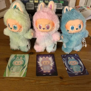 Labubus - Säljer mina 3 labubus från Pop mart, köpt på hemmakväll. Varje Labubu kommer med sitt tillhörande kort. 100% äkta och kvitto finns. Nypris 2397kr, alla ska bort därav mitt pris. OBS! Finns även på andra sidor 💚💜🩵
