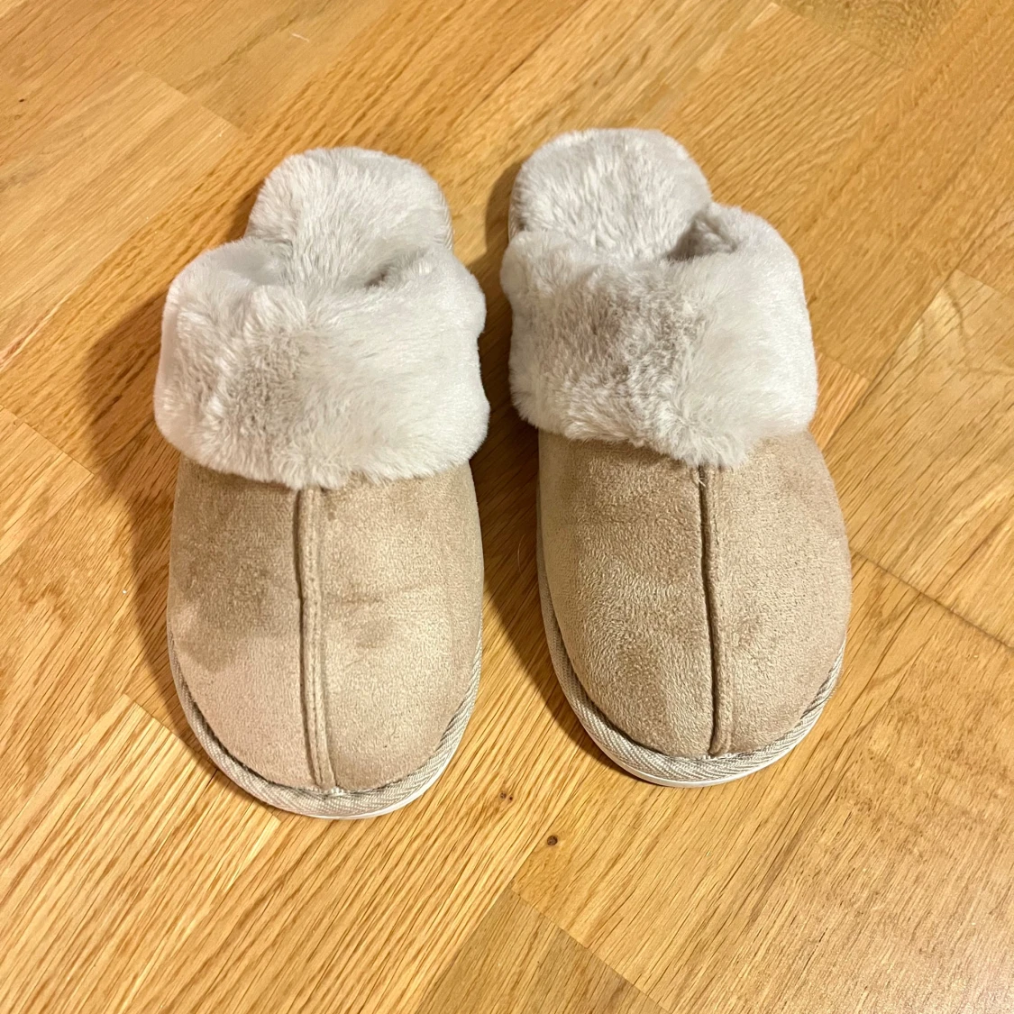 Beiga fluffiga tofflor 37 