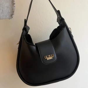 Väska - Köpt i Turkiet. Ej i skinn. Fint skick, loggan är lite nött i färgen bara