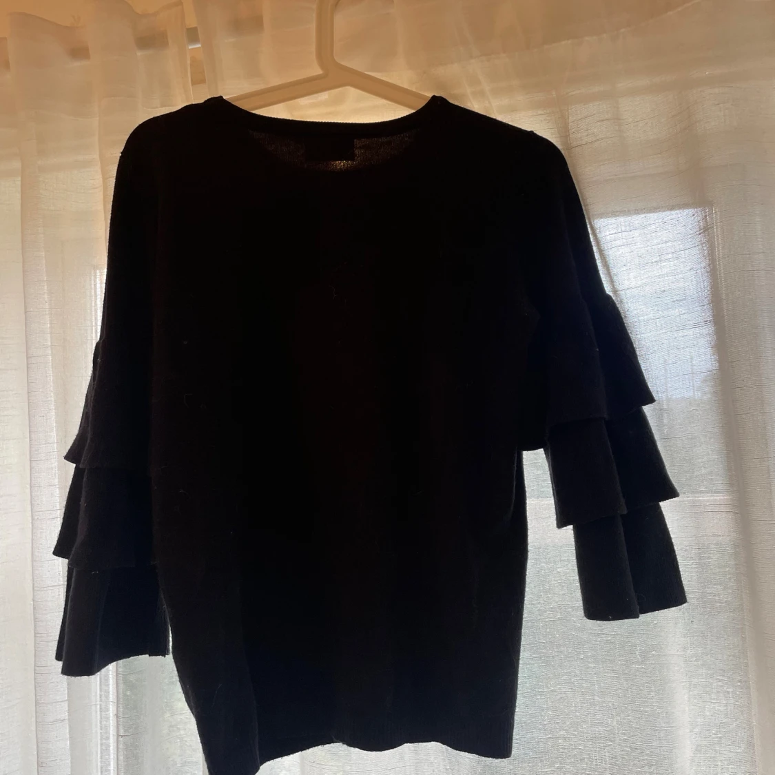 Svart tröja med volangärmar från Kaffe - 1