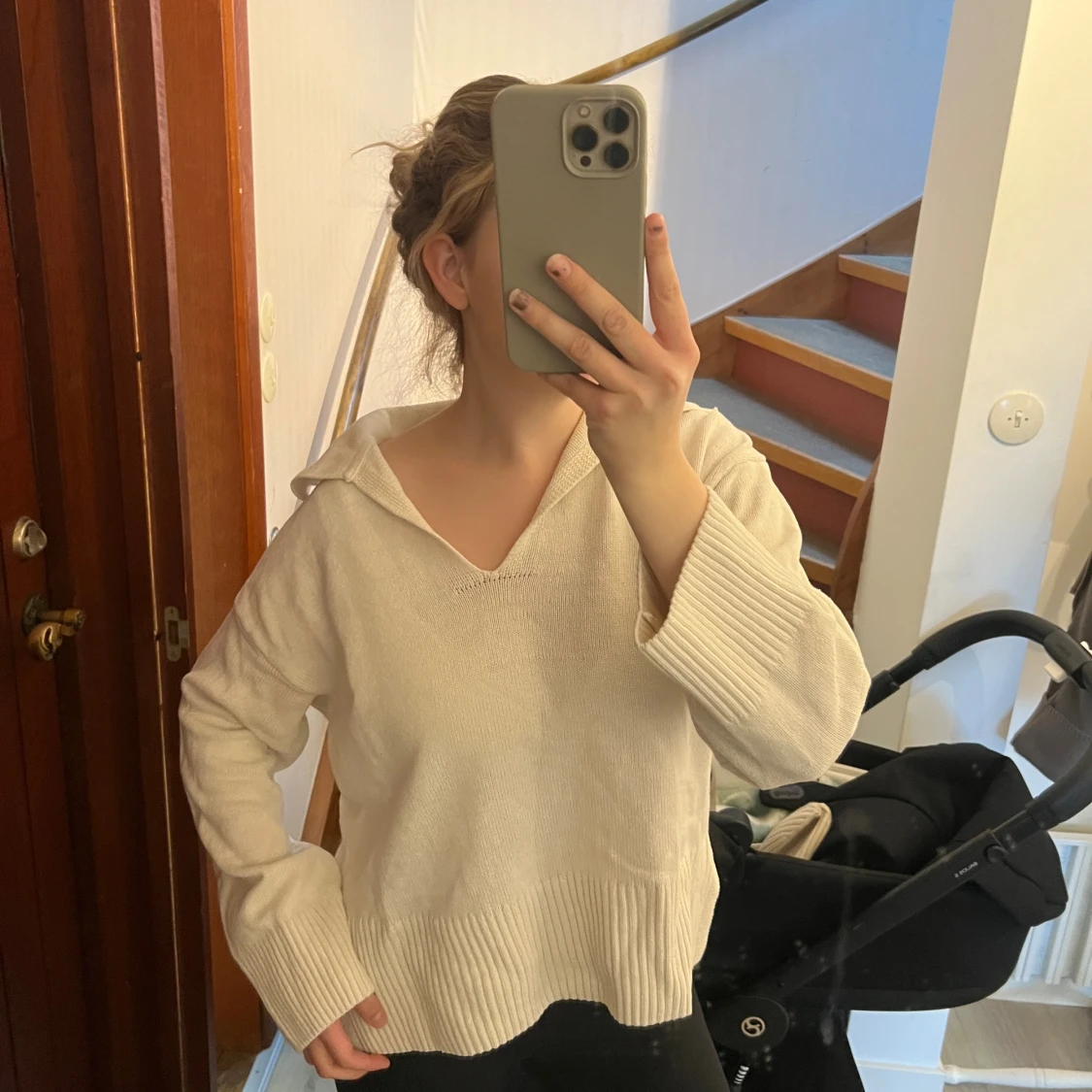 Beige stickad tröja med krage - 3