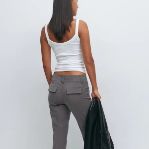 SÖKER Grå kostymbyxor med bootcut - Söker dessa kostym byxor från Gina tricot spelar ingen roll vilken färg, storlek 34 eller 36