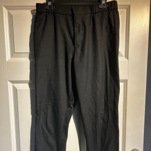 Svarta kostymbyxor med rak passform - Jag är 185cm 80kg