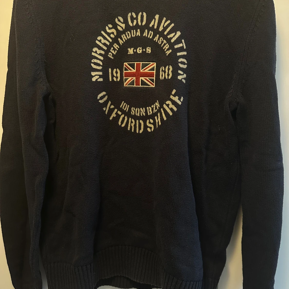 Mörkblå stickad tröja Morris & Co