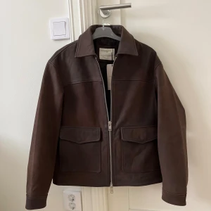 Läder Jacka helt ny - HELT NY brun skinnjacka från Jack & Jones i 100% äkta läder. Oanvänd, etikett och förpackning kvar. Nypris: 2845kr  