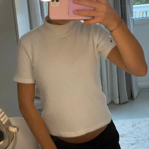 Vit topp zara - Säljer denna superiority fluffiga vita toppen från zara som är i superfint skick, står att den är storlek L men skulle snarare säga S🍁