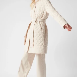 Keyla Stock LM quilted coat kappa jacka stl M  - Keyla quilted coat är en quiltad kappa från Stockh lm med avtagbart skärp i midjan och dolda knappar. Kappan har dolda fickor fram med mjukt foder.  Material: 100% polyester, Foder: 56% polyester, 44% viskos Tvättråd: 30 C fintvätt Längd bak: 94cm i storlek 38 Stock LM quilted coat kappa jacka stl M 