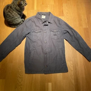 Overshirt - Riktigt snygg archive overshirt i tvättad mörkblå färg | storlek S | skriv vud funderingar och skicka gärna bud!