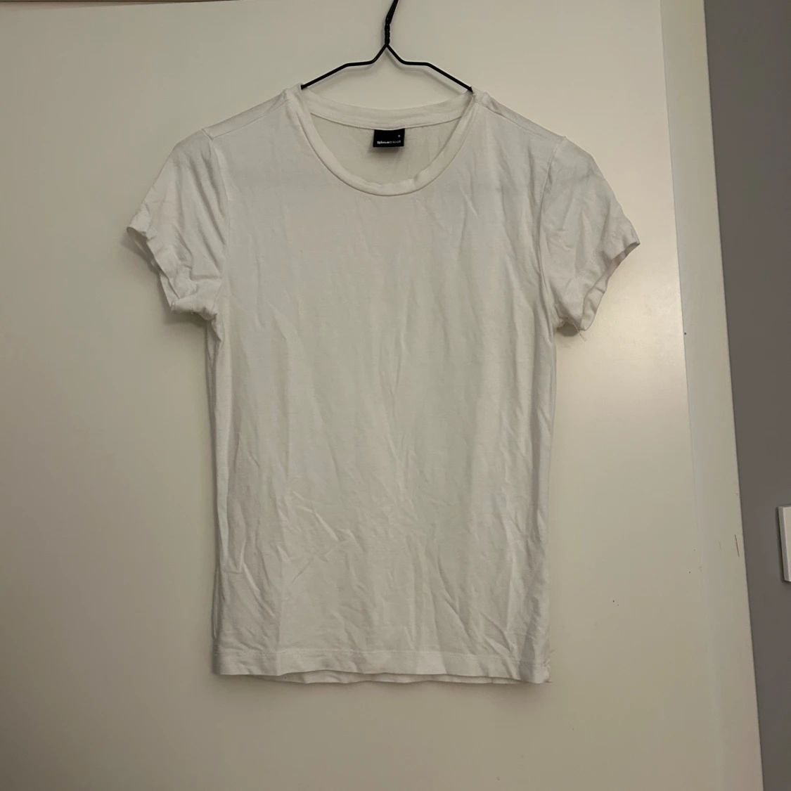 Vit t-shirt från Gina Tricot - 1