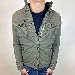 Field jacka - Hej, säljer nu denna väldigt snygga och eftertraktade Field jackan som är perfekt nu till hösten/ vintern! Storlek S  Bra skick  Fraktas spårbart vis Instabox, PostNord eller bring!  Vid minsta lilla fundering så är det bara att höra av sig! 