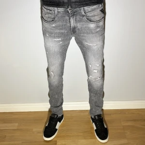 Replay Anbass grå jeans med slitningar - Replay Anbass jeans i grått med slitningar. Storlek:W27/L30. Kvitto finns