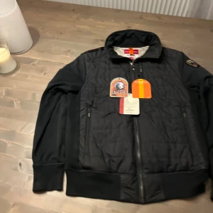 Parajumpers cardigan/jacka - En fin parajumpers jacka som är knappt använd i perfekt skick. Qr koden funkar! Storlek XS som motsvarar 165-176. Skriv till mig om mer frågor.