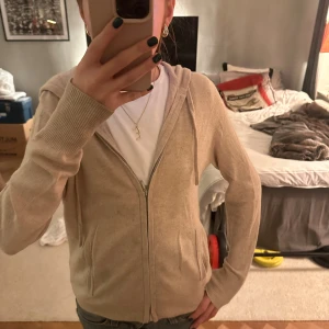 Beige hoodie i kashmir från Soft Goat - Säljer en supermjuk beige hoodie från Soft Goat i kashmir. Tröjan har huva, dragkedja framtill och två fickor. Jätte skön att ha på sig!