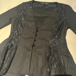 Gotisk blus  - Den vackraste blusen från Killstar som tyvärr är för stor för mig:( superfina spetsdetaljer och flowiga ärmar. Aldrig använd. Storlek XS men jag skulle säga att den sitter som en S-M (mer åt S)