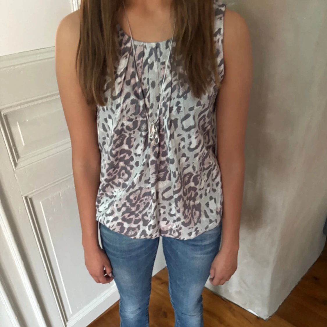 Leopardmönstrad ärmlös linnetopp - 1