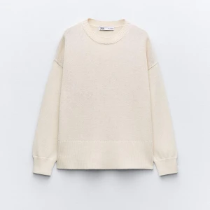 Stickad tröja - Så fin stickad krämvit tröja från zara med slits på sidorna, sitter jätte fint! 