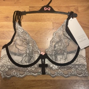 Set från Hunkemöller  - Bh storlek 75B och trosan xs