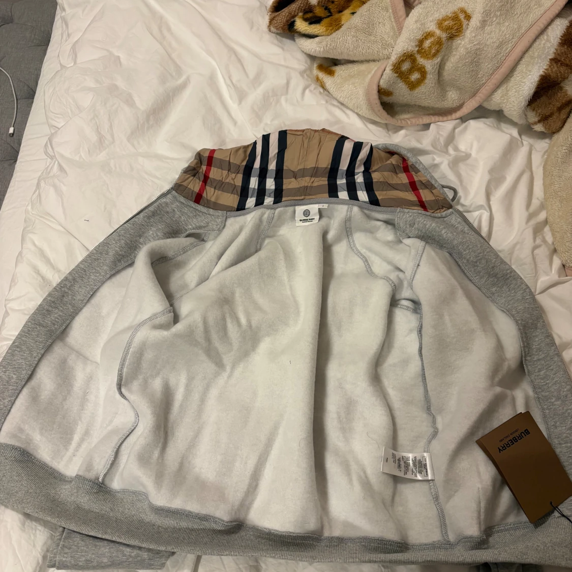 Grå hoodie från Burberry med dragkedja - 2